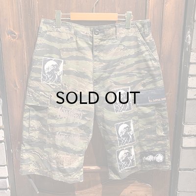 画像1: {MOMENTARY PSYCHO ART} USED CAMO CARGO SHORTS / TIGER