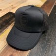 画像1: {SKULL SKATES} BLACK OUT LOGO PRINT CLASSIC MESH CAP (1)