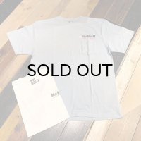 {MAGICAL MOSH MISFITS} はみだし猫 POCKET TEE