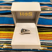 {HφS} TRIANGLE RING