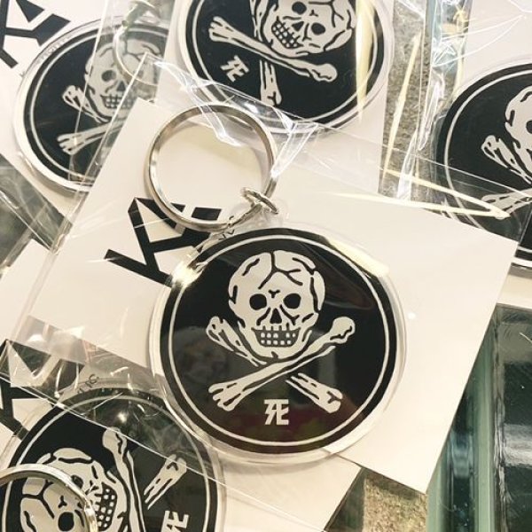 画像1: {デスパターンズ×KAE Acrylic} "SKULL" KEY HOLDER (1)